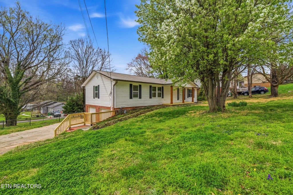 Photo of 2001 Wayne Circle, Maryville, TN 37804 (MLS # 1332891)