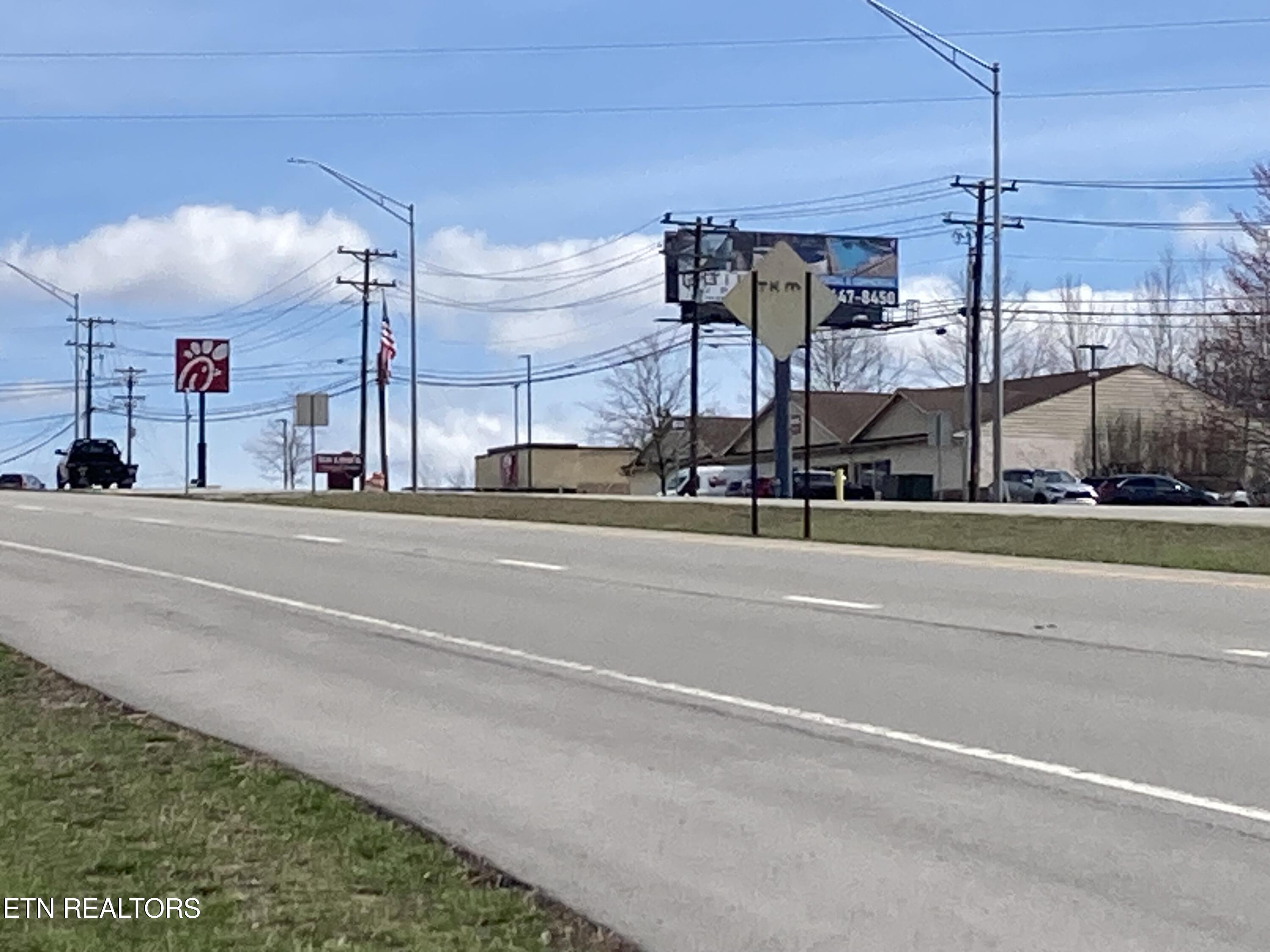 N Main St