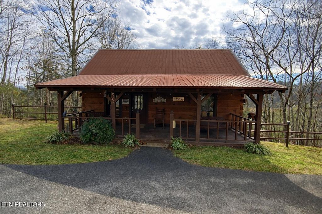 Photo of 2039 Piney Overlook Lane, Sevierville, TN 37862 (MLS # 1329295)