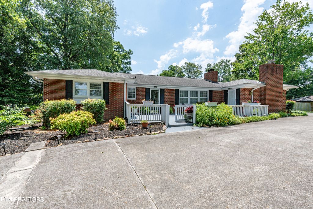 Photo of 553 W Hunt Rd, Alcoa, TN 37701 (MLS # 1268597)