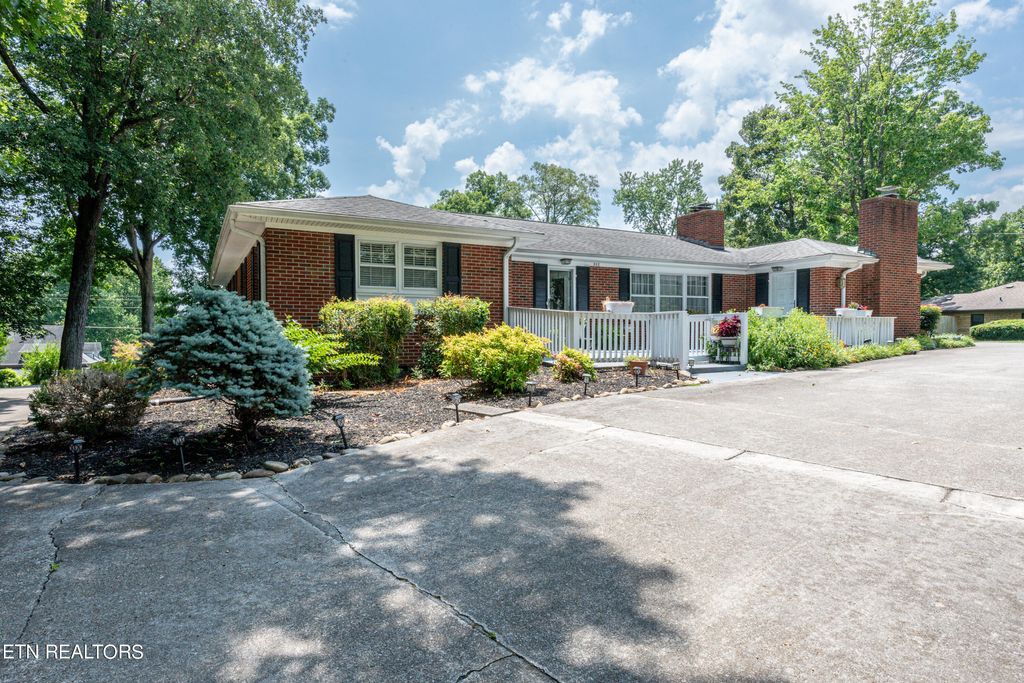 Photo of 553 W Hunt Rd, Alcoa, TN 37701 (MLS # 1268597)