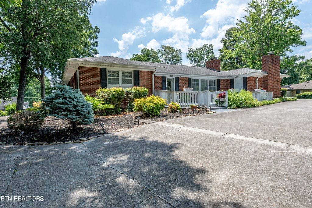 Photo of 553 W Hunt Rd, Alcoa, TN 37701 (MLS # 1268597)