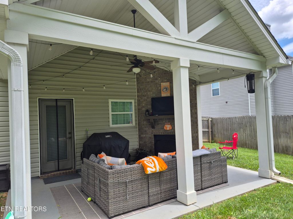 Photo of 1003 W Glenview Drive, Lenoir City, TN 37771 (MLS # 1344717)