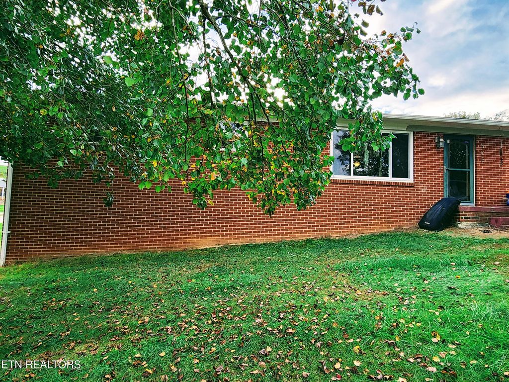 Photo of 305 Meadowview Drive, Harriman, TN 37748 (MLS # 1297010)