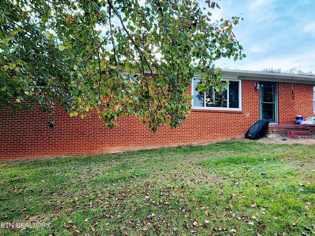 Photo of 305 Meadowview Drive, Harriman, TN 37748 (MLS # 1297010)