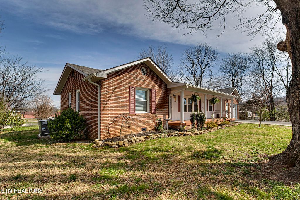 Photo of 350 E Walnut St, Madisonville, TN 37354 (MLS # 1293434)