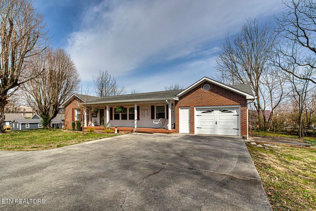Photo of 350 E Walnut St, Madisonville, TN 37354 (MLS # 1293434)