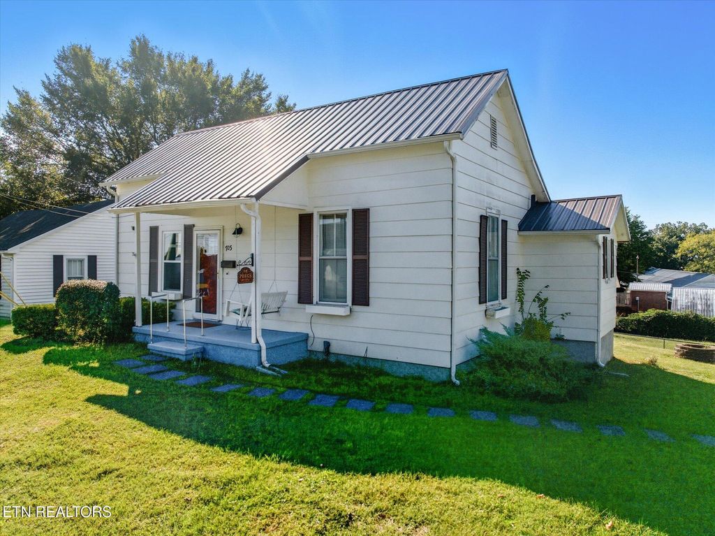 Photo of 703 Monroe St, Sweetwater, TN 37874 (MLS # 1317405)