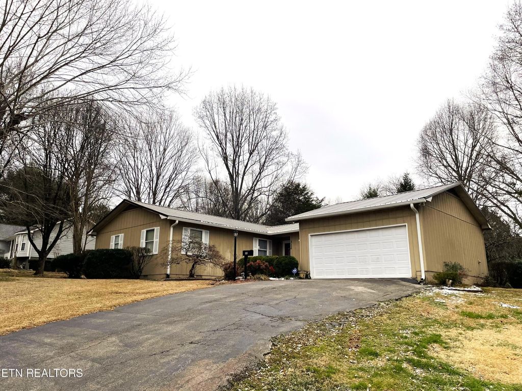 Photo of 312 Oakhill Drive, Sweetwater, TN 37874 (MLS # 1290960)