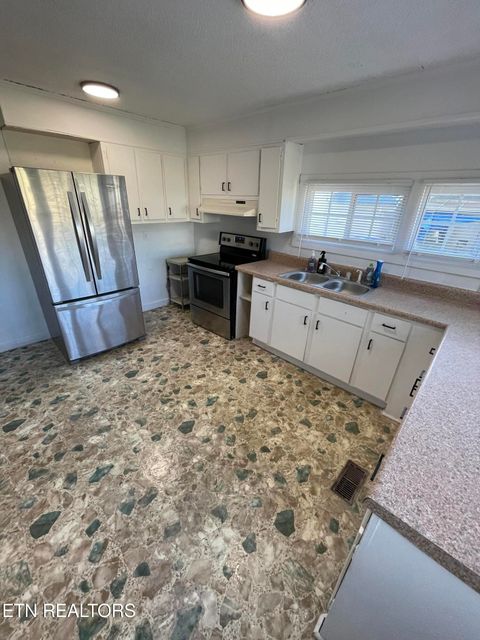 Tiny photo for 723 N Kingston Ave, Rockwood, TN 37854 (MLS # 1326222)