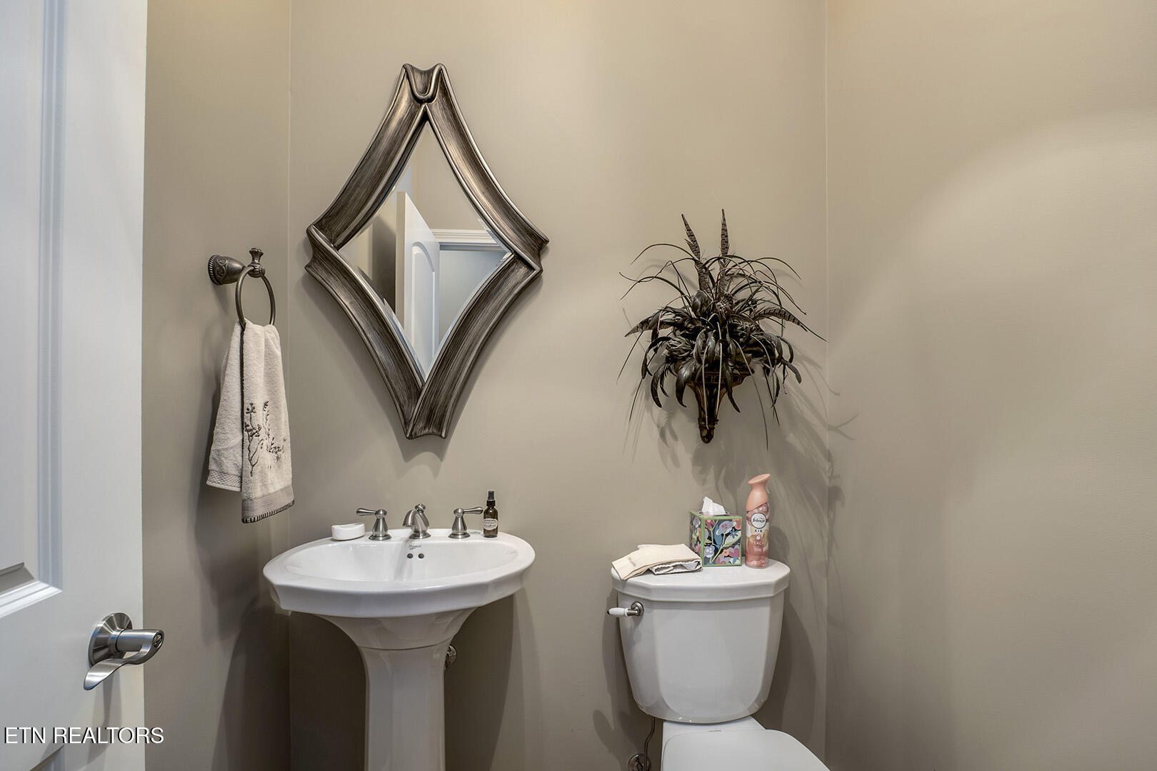 Loudon, Tennessee 37774, United States, 3 Bedrooms Bedrooms, ,3 BathroomsBathrooms,Residential,Coming Soon,198022