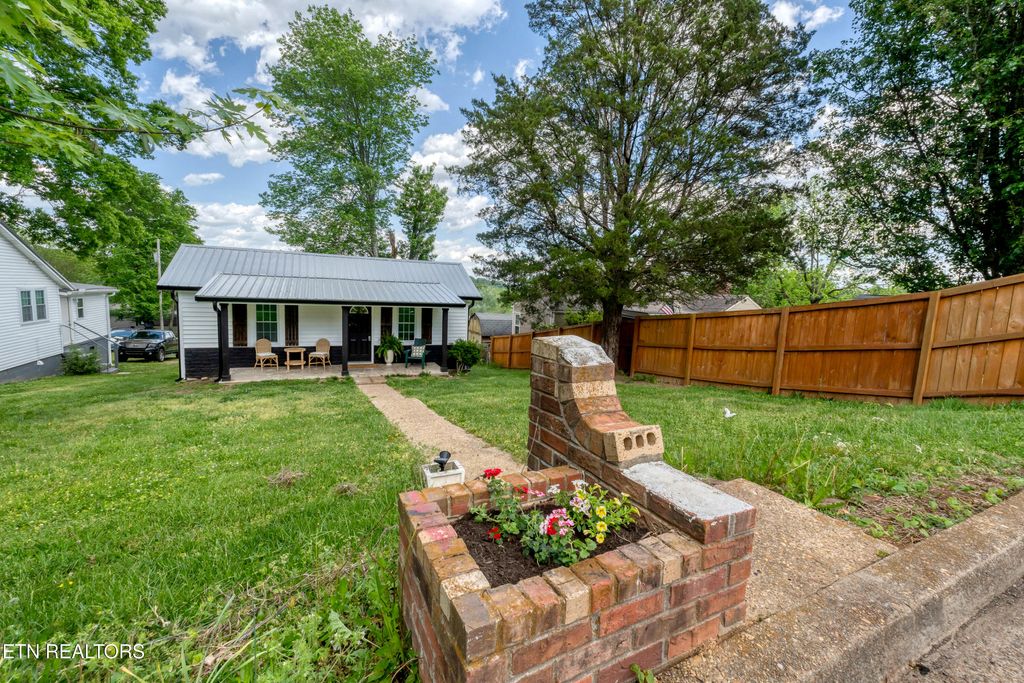 Photo of 903 N B St, Lenoir City, TN 37771 (MLS # 1337802)