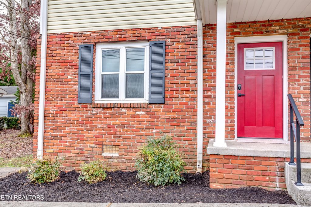 Photo of 7512 Chatham Circle, Knoxville, TN 37909 (MLS # 1323460)