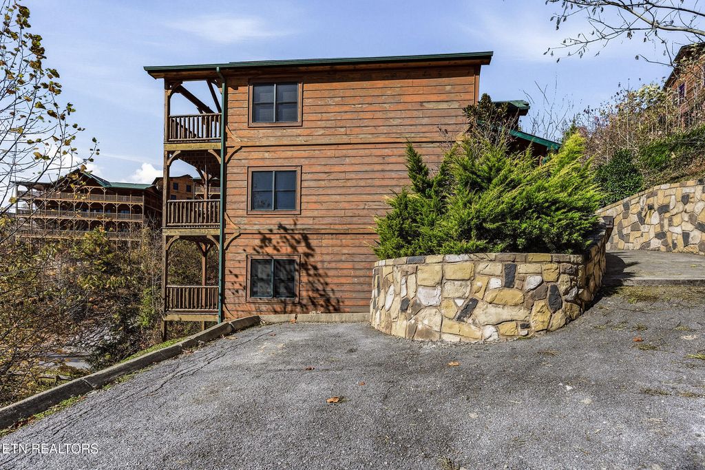 Photo of 655 Gatlinburg Falls Way, Gatlinburg, TN 37738 (MLS # 1321893)