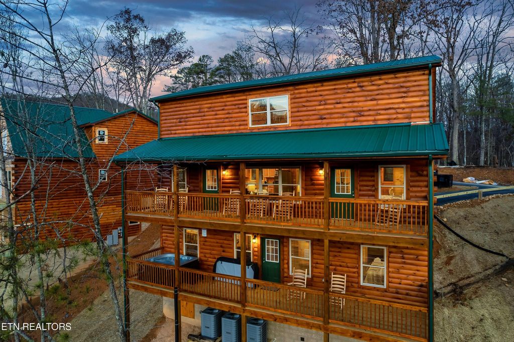 Photo of 809 String Run Way, Pigeon Forge, TN 37863 (MLS # 1338523)