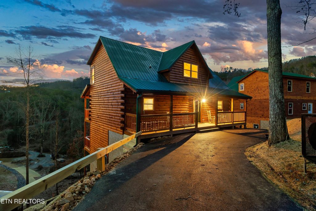 Photo of 809 String Run Way, Pigeon Forge, TN 37863 (MLS # 1338523)