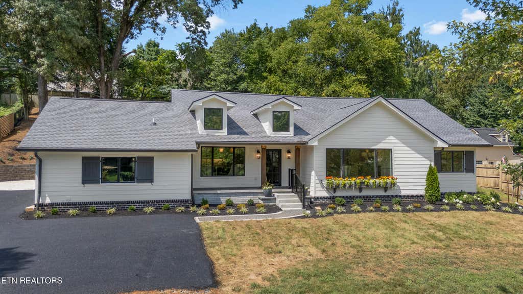 Photo of 749 Cherokee Blvd, Knoxville, TN 37919 (MLS # 1351890)