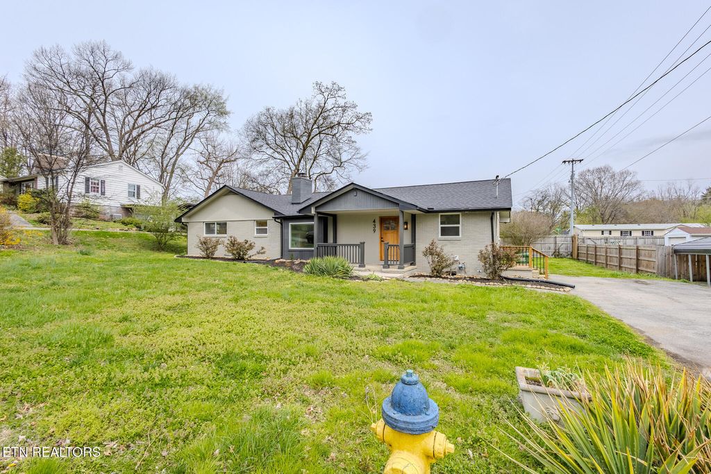 Photo of 439 Fairlawn Circle, Maryville, TN 37801 (MLS # 1333601)