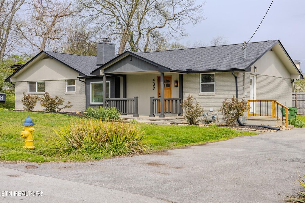 Photo of 439 Fairlawn Circle, Maryville, TN 37801 (MLS # 1333601)