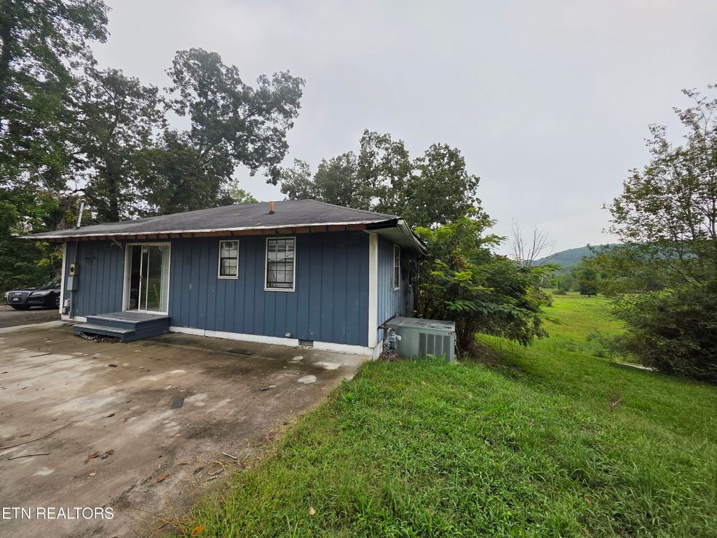 Photo of 442 Oak Circle, Oliver Springs, TN 37840 (MLS # 1313553)