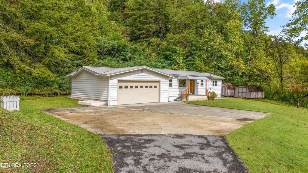 Photo of 1925 Lake City Hwy, Clinton, TN 37716 (MLS # 1317389)