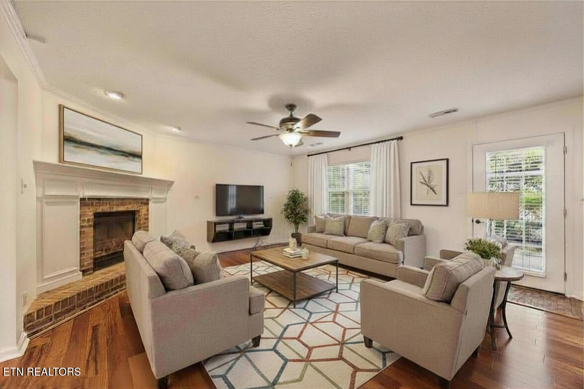 8215 Foxworth Tr