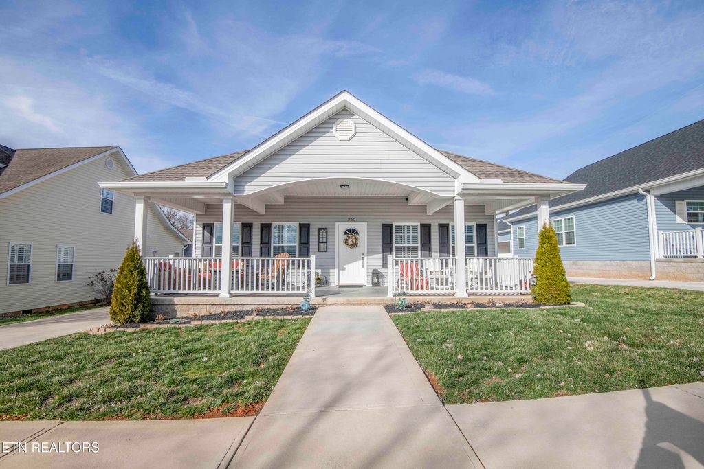 Photo of 950 Stratford Ave, Sweetwater, TN 37874 (MLS # 1290639)