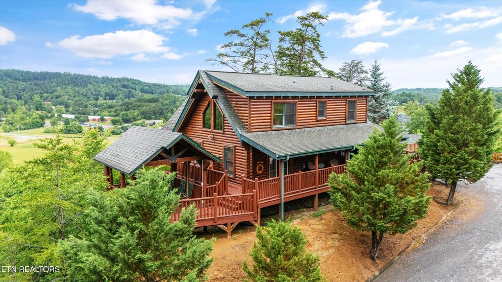 Photo of 2405 Autumn Valley Way, Pigeon Forge, TN 37862 (MLS # 1302850)