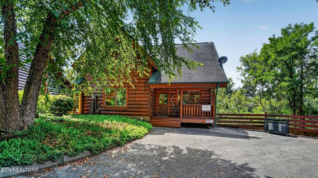 Photo of 1123 Towering Oaks Drive, Sevierville, TN 37876 (MLS # 1349396)