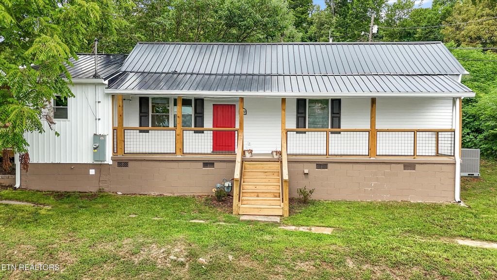 Photo of 400 Collins St, Loudon, TN 37774 (MLS # 1310949)