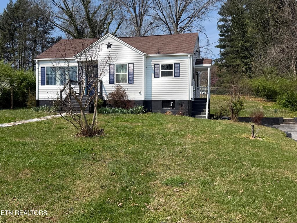 Photo of 1303 NE Charles Drive, Knoxville, TN 37918 (MLS # 1333630)