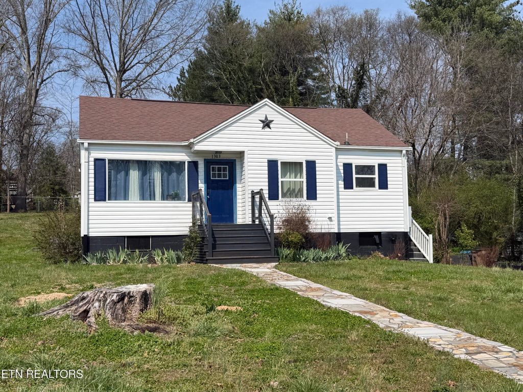 Photo of 1303 NE Charles Drive, Knoxville, TN 37918 (MLS # 1333630)