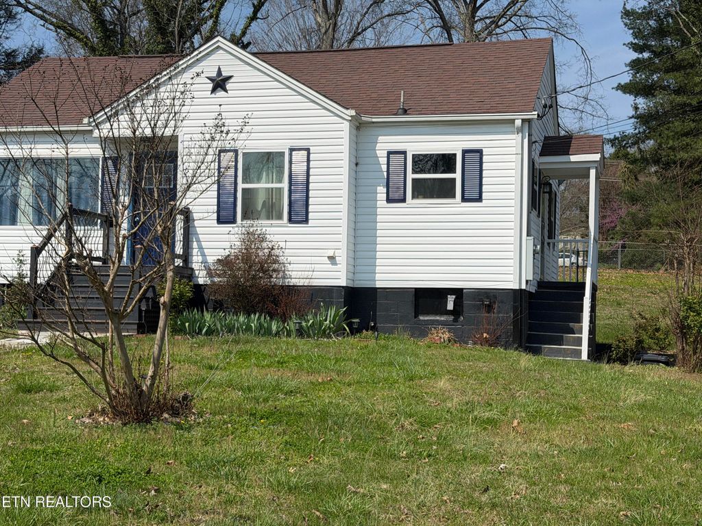 Photo of 1303 NE Charles Drive, Knoxville, TN 37918 (MLS # 1333630)