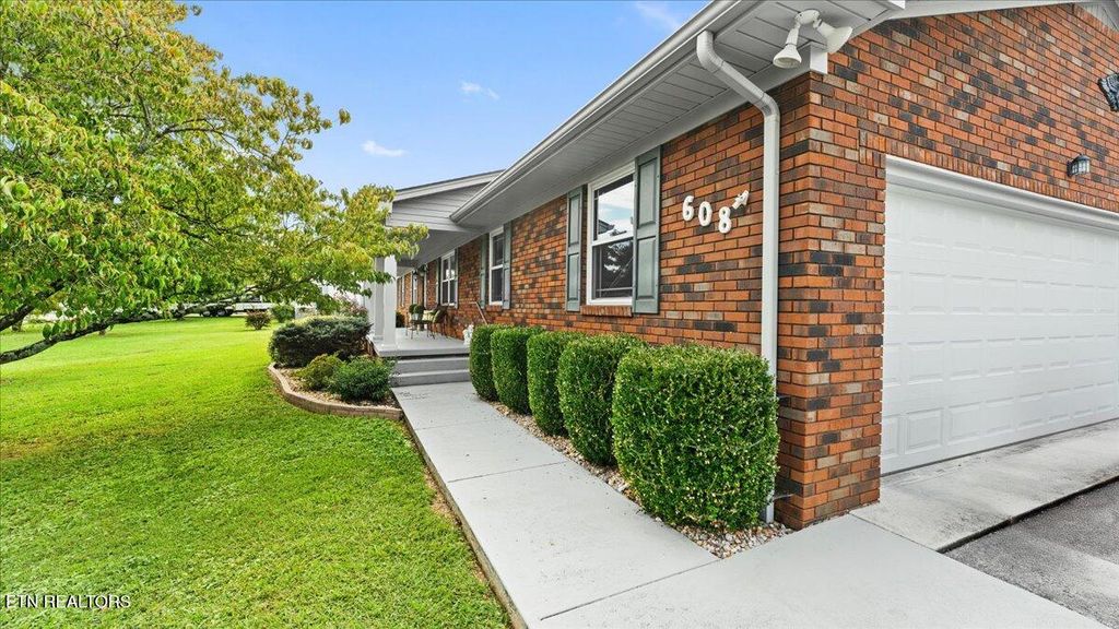 Photo of 608 Glendale Ave, Clinton, TN 37716 (MLS # 1314319)