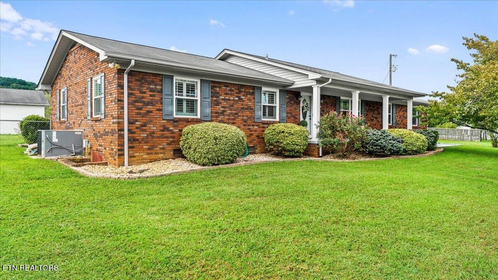 Photo of 608 Glendale Ave, Clinton, TN 37716 (MLS # 1314319)