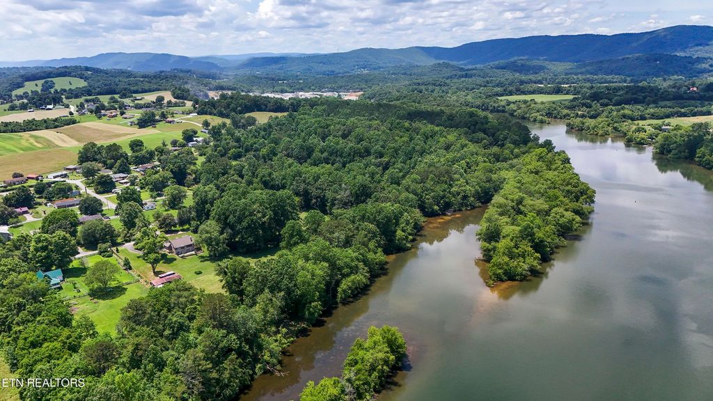 Photo of 302 Lake St, Harriman, TN 37748 (MLS # 1305796)
