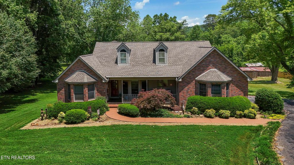 Photo of 302 Lake St, Harriman, TN 37748 (MLS # 1305796)
