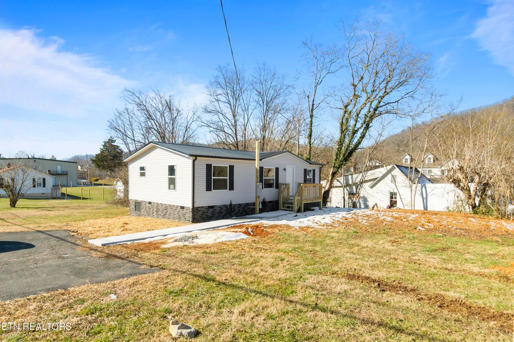 Photo of 715 E Beech St, LaFollette, TN 37766 (MLS # 1334275)