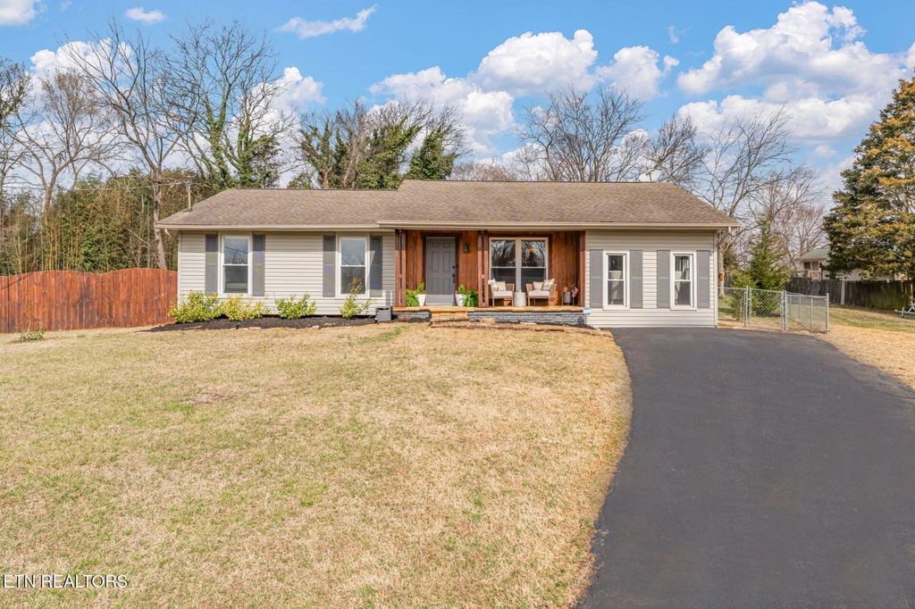 Photo of 7707 Queensbury Drive, Knoxville, TN 37919 (MLS # 1331150)