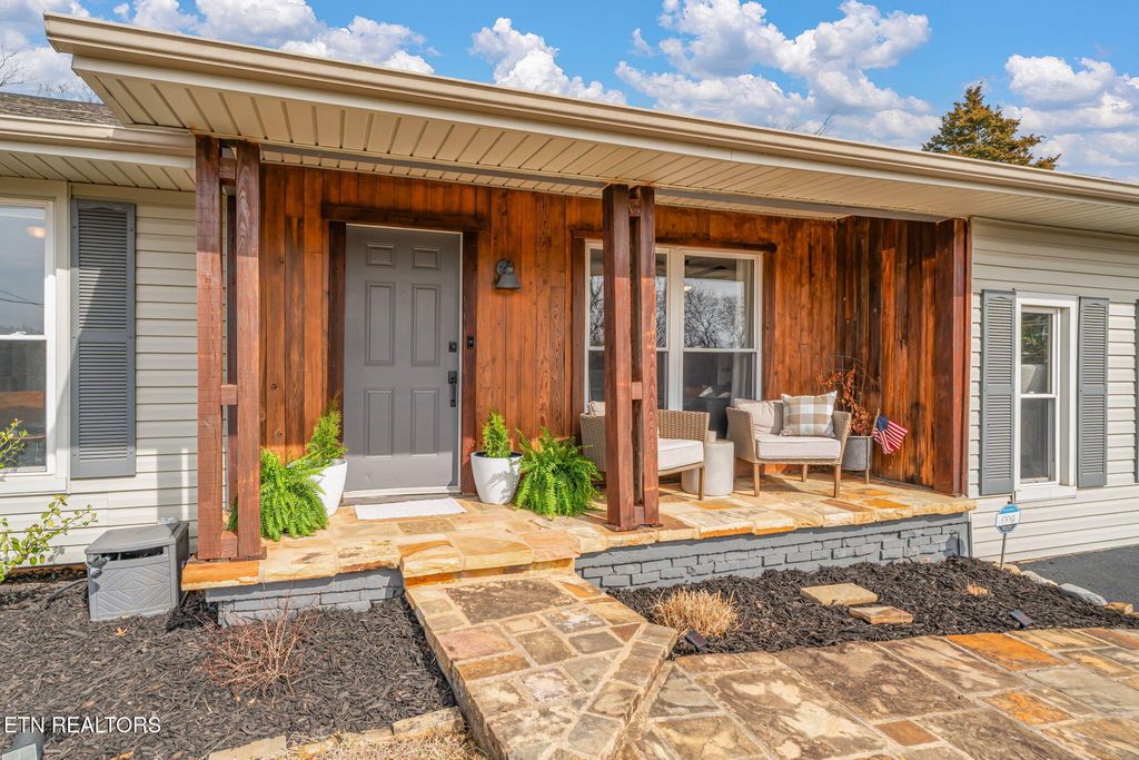 Photo of 7707 Queensbury Drive, Knoxville, TN 37919 (MLS # 1331150)