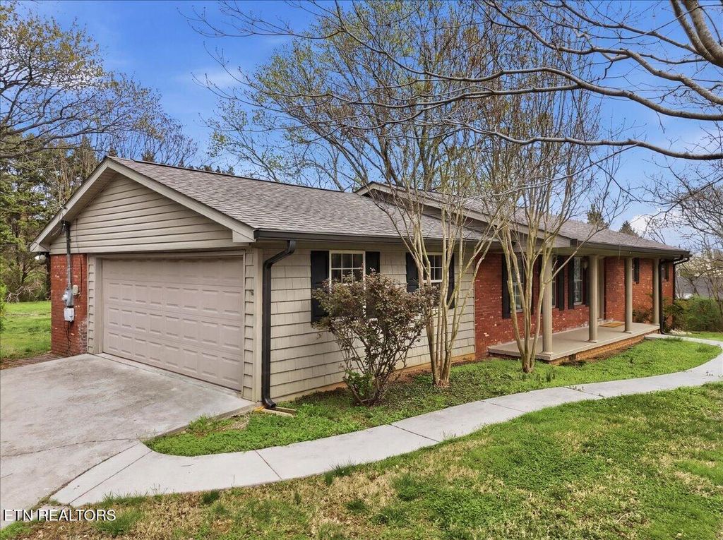 Photo of 210 Hood St, Maryville, TN 37803 (MLS # 1332242)