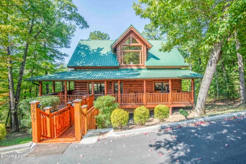 Photo of 2017 Smoky Cove Rd, Sevierville, TN 37876 (MLS # 1354993)