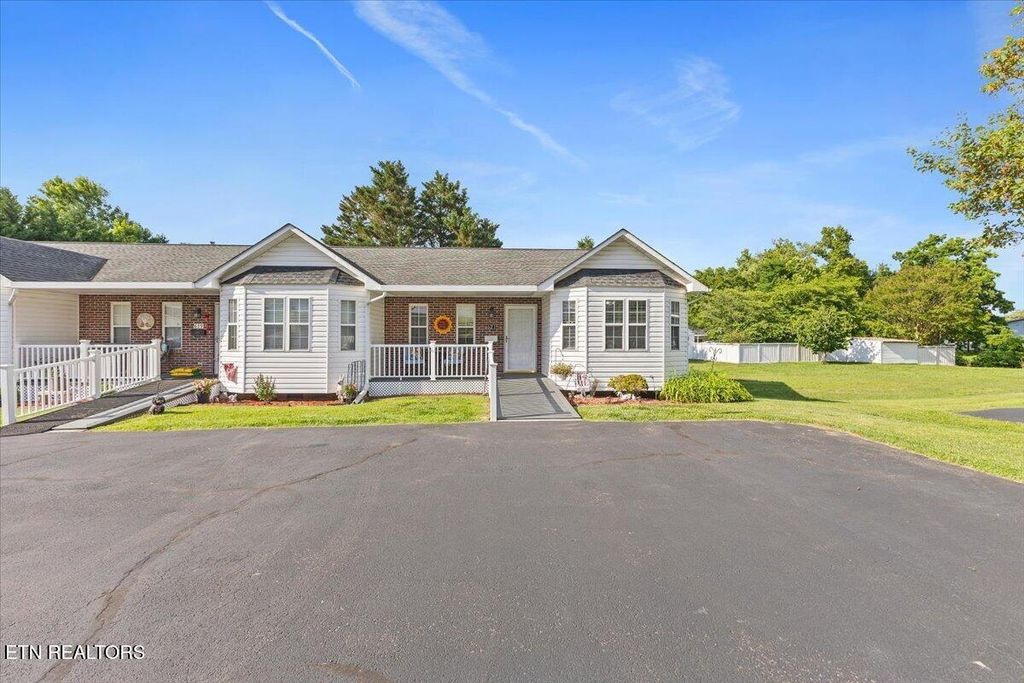 Photo of 621 Race St, Elizabethton, TN 37643 (MLS # 1343654)