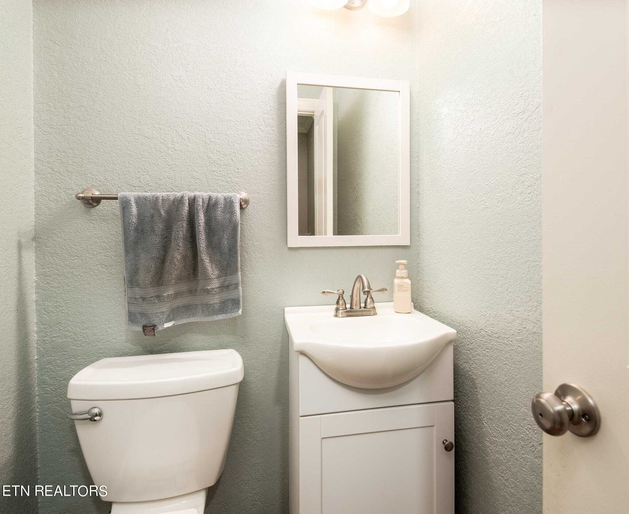 Knoxville, Tennessee 37934, United States, 4 Bedrooms Bedrooms, ,4 BathroomsBathrooms,Residential,Pending,52752