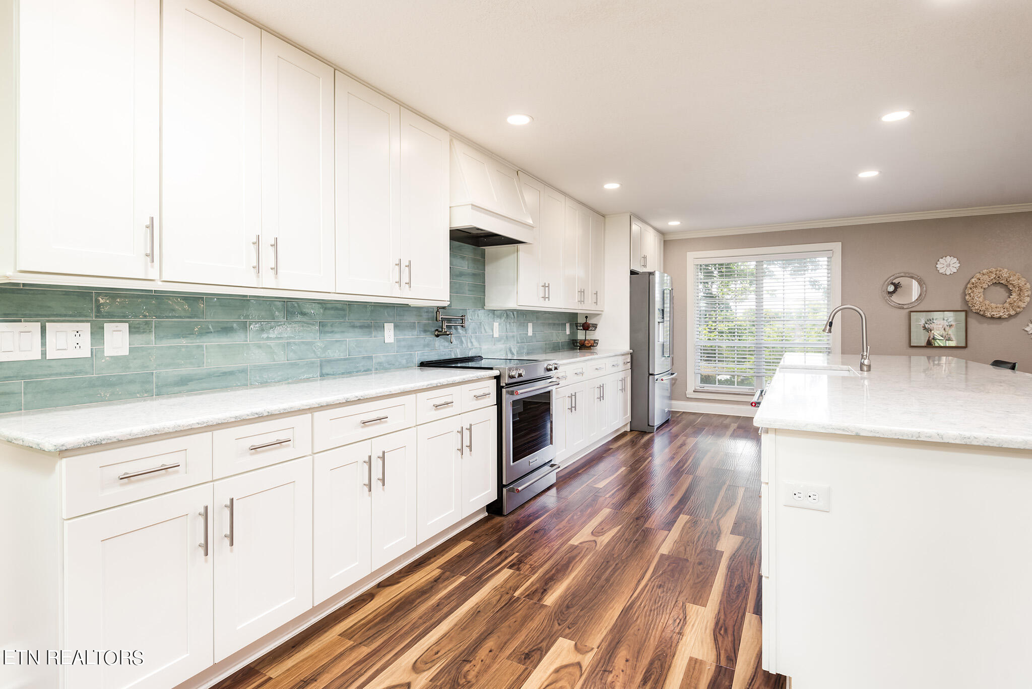 Knoxville, Tennessee 37934, United States, 4 Bedrooms Bedrooms, ,4 BathroomsBathrooms,Residential,Pending,52752