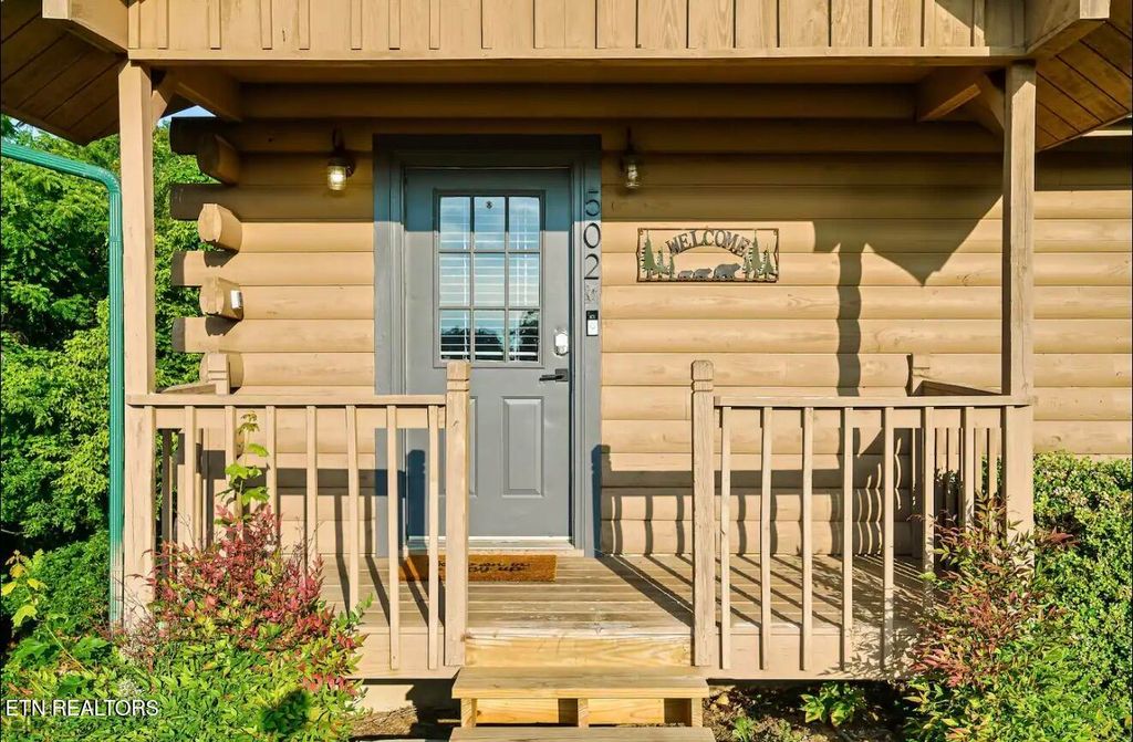 Photo of 502 Hideaway Ridge Circle, Sevierville, TN 37862 (MLS # 1337480)