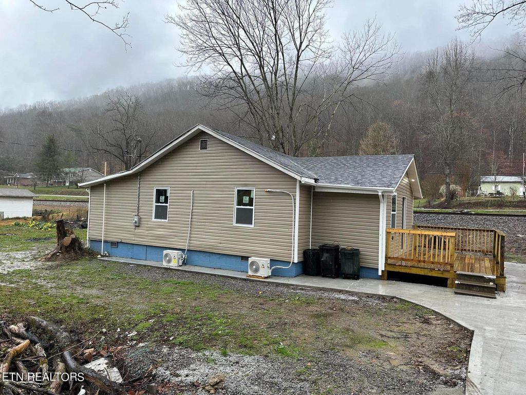 Photo of 428 E Spring St, Oliver Springs, TN 37840 (MLS # 1254897)