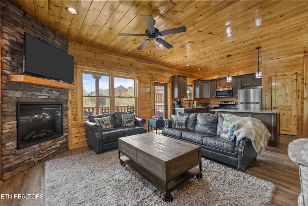 Photo of 655 Gatlinburg Falls Way, Gatlinburg, TN 37738 (MLS # 1335633)