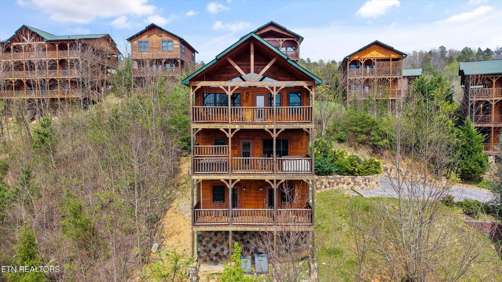 Photo of 655 Gatlinburg Falls Way, Gatlinburg, TN 37738 (MLS # 1335633)