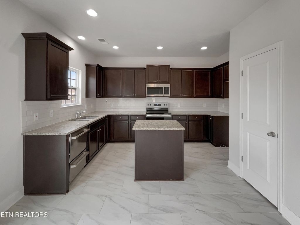 Photo of 172 Mandy Lane, Lenoir City, TN 37772 (MLS # 1326583)